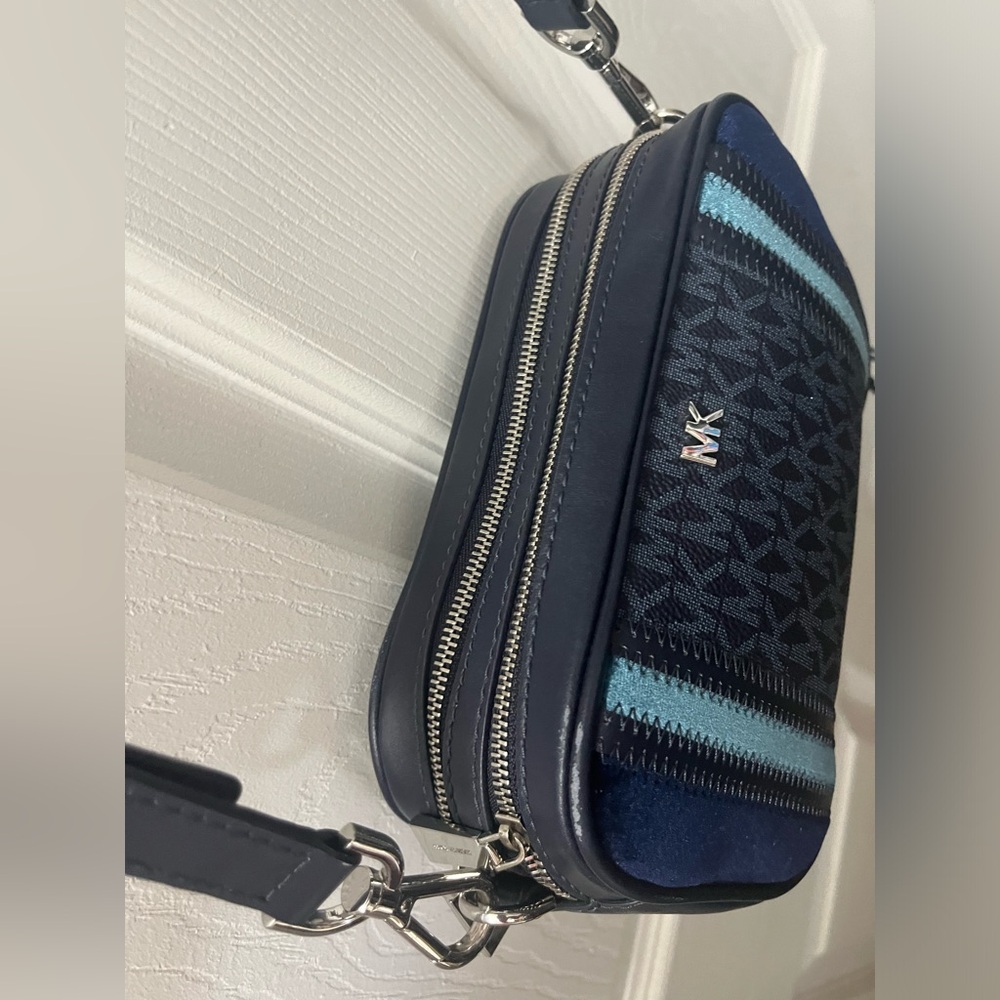 Michael Michael Kors
SIGNATURE TRICOLOR CAMERA
BAG - Picture 2 of 16